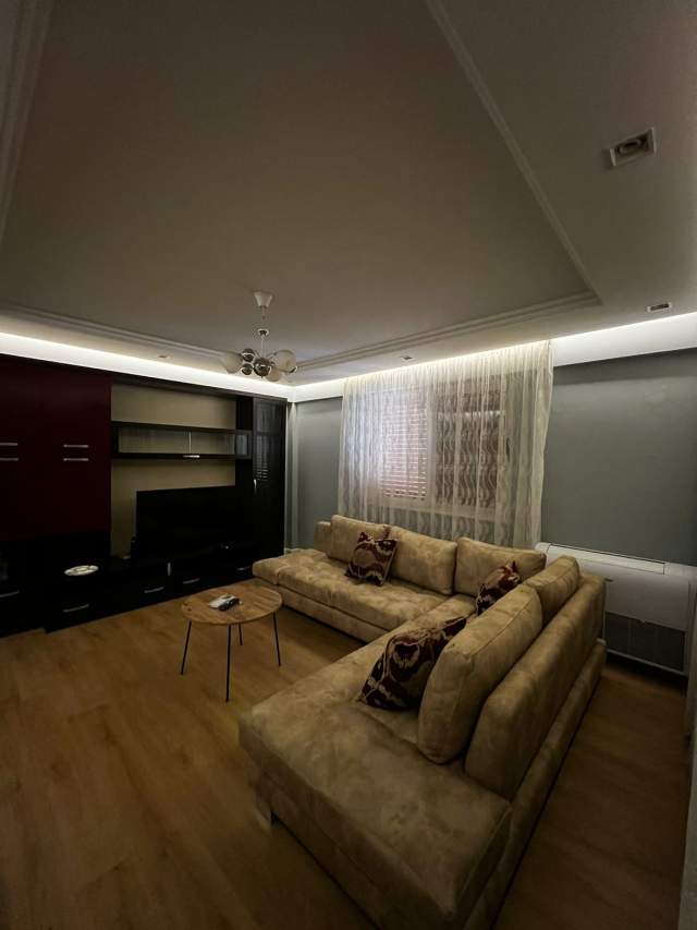 Tirane, jepet me qera apartament 3+1 Kati 3, 130 m² 700 Euro (mozaiku i tiranes)