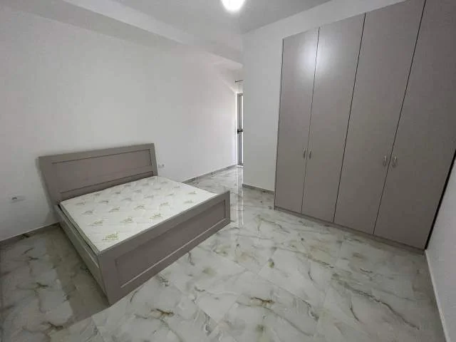 Tirane, jepet me qera apartament 2+1+BLK Kati 1, 100 m² 450 Euro (Hotel Rolandi)