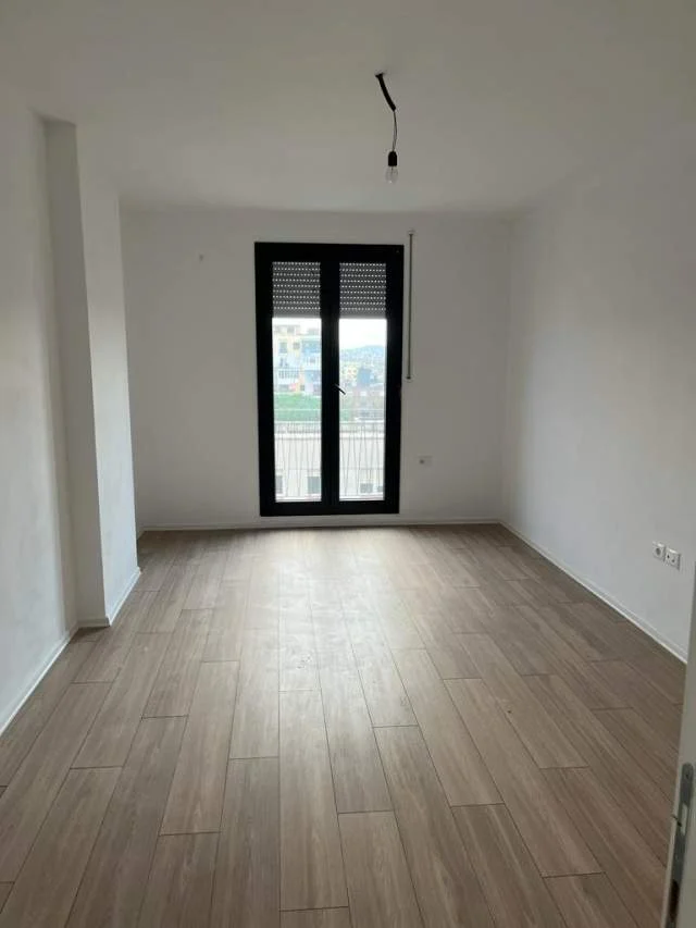 Tirane, jepet me qera apartament 1+1+BLK Kati 3, 109 m² 550 Euro (QSUT)