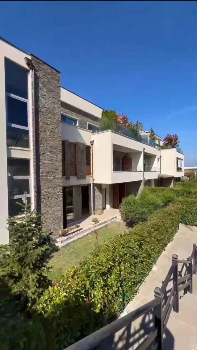 Tirane, jepet me qera apartament duplex 3+1+BLK Kati 0, 178 m² 1.800 Euro (liqenit)