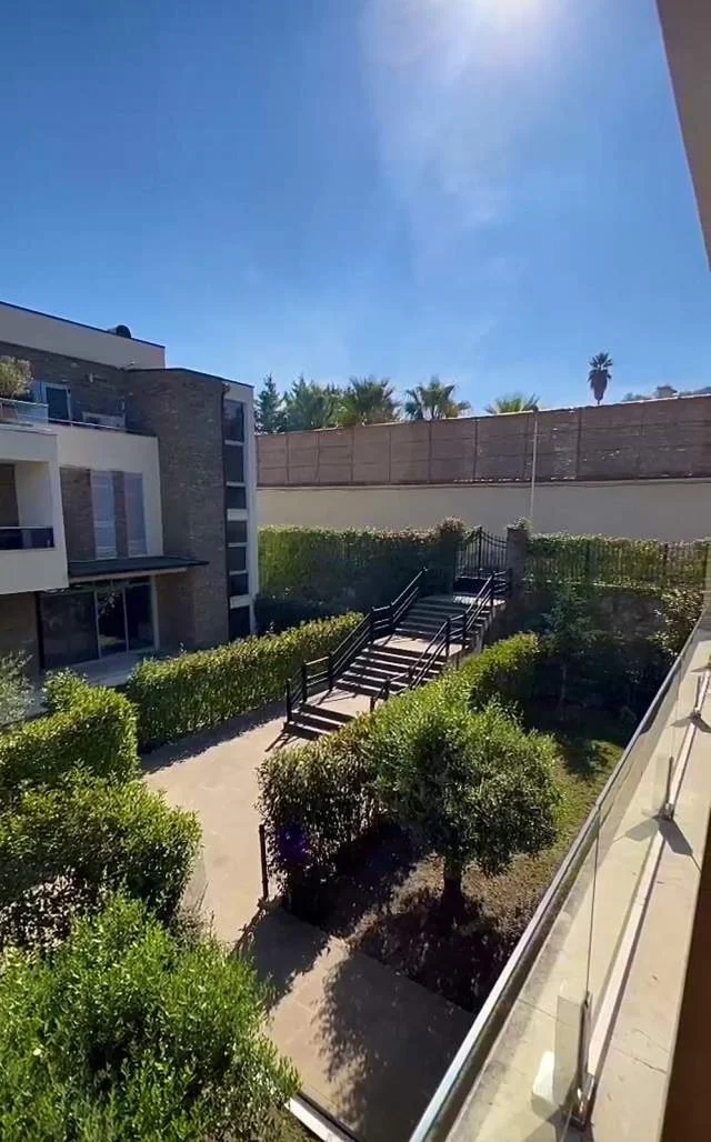 Tirane, jepet me qera apartament duplex 3+1+BLK Kati 0, 178 m² 1.800 Euro (liqenit)