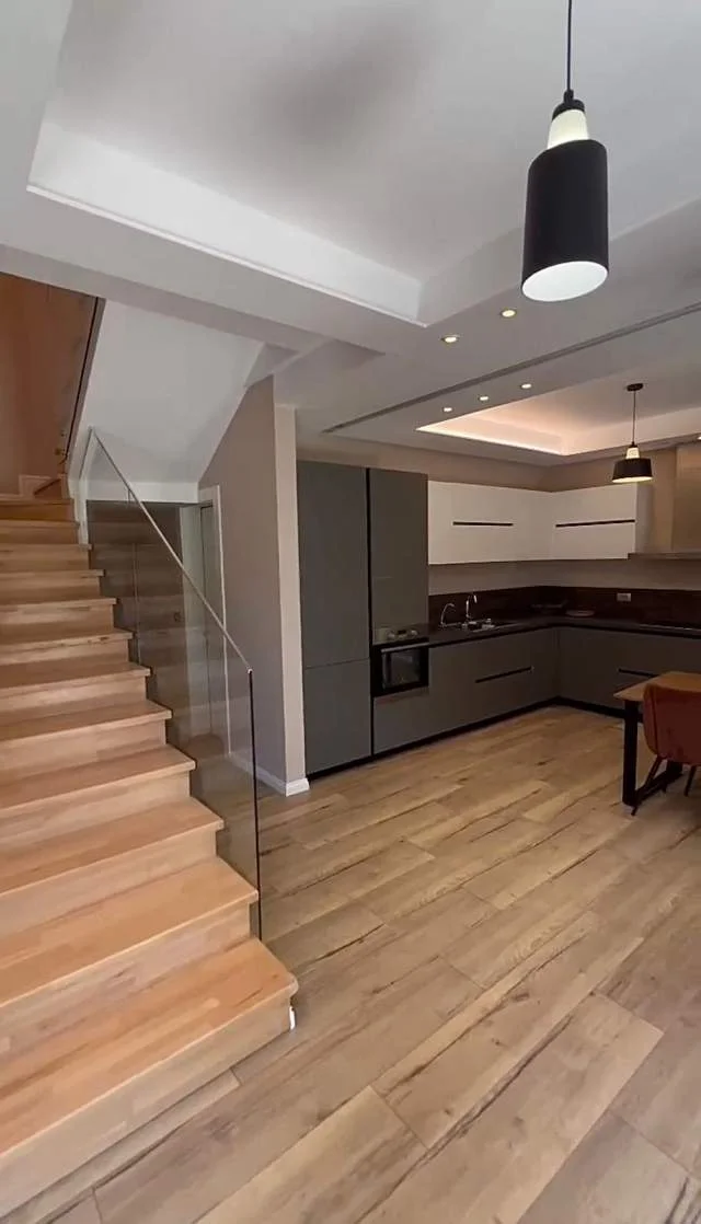 Tirane, jepet me qera apartament duplex 3+1+BLK Kati 0, 178 m² 1.800 Euro (liqenit)