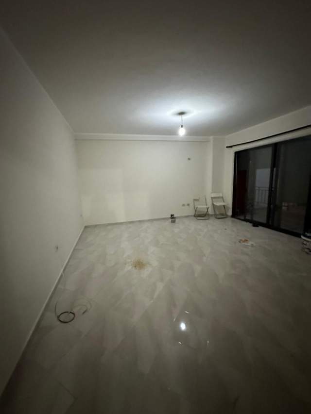 Tirane, jepet me qera apartament 1+1+BLK Kati 4, 75 m² 30.000 Leke (Yzberisht)