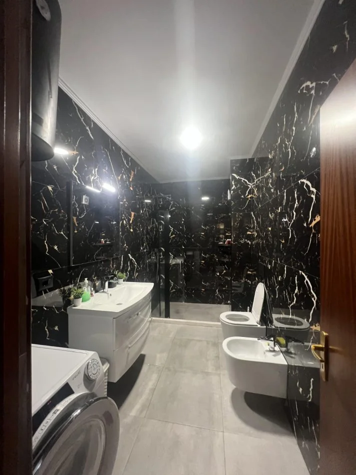 jepet me qera apartament 3+1+Ballkon Kati 9, 125 m² 700 € (komuna parisit)