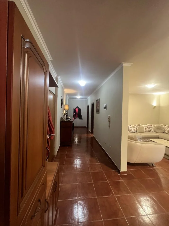 Tirane, jepet me qera apartament 3+1+Ballkon Kati 9, 700 m² 700 € (komuna parisit)