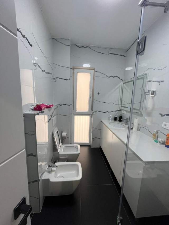 Tirane, jepet me qera apartament 2+1+BLK Kati 6, 110 m² 1.200 Euro (liqeni i thate)