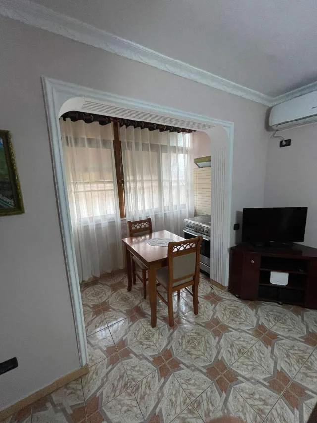 Tirane, jepet me qera apartament 1+1 Kati 4, 55 m² 400 Euro (Restorant Durrsi)
