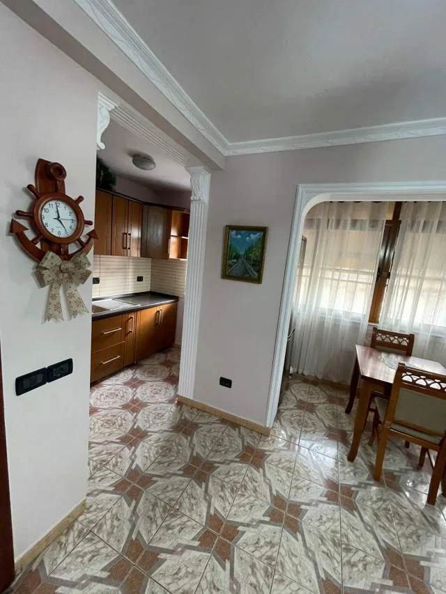 Tirane, jepet me qera apartament 1+1 Kati 4, 55 m² 400 Euro (Restorant Durrsi)