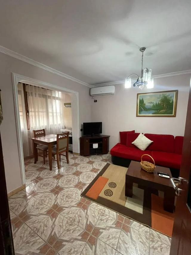 Tirane, jepet me qera apartament 1+1 Kati 4, 55 m² 400 Euro (Restorant Durrsi)