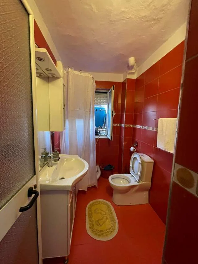 Tirane, jepet me qera apartament 1+1 Kati 4, 55 m² 400 Euro (Restorant Durrsi)