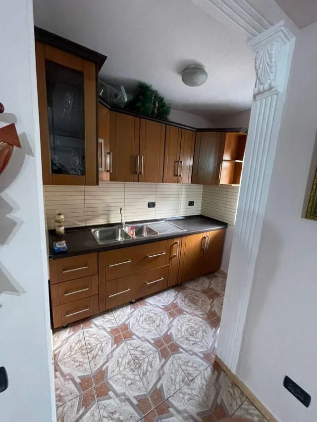 Tirane, jepet me qera apartament 1+1 Kati 4, 55 m² 400 Euro (Restorant Durrsi)