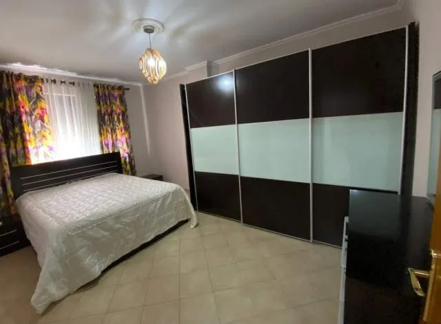Tirane, jepet me qera apartament 2+1+BLK Kati 5, 117 m² 650 Euro (Rruga e Durrsit)