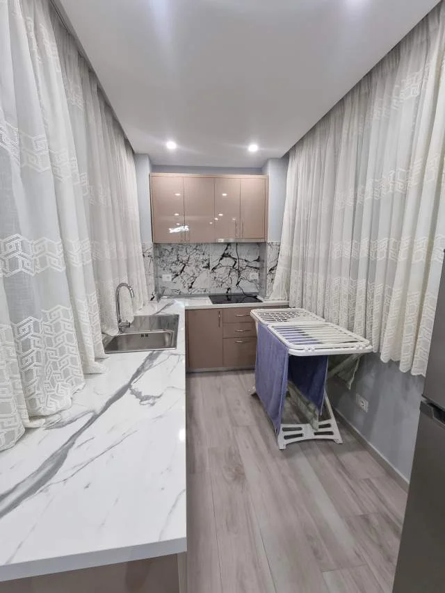 Tirane, jepet me qera apartament 2+1+BLK Kati 3, 550 Euro (Rr.ferit xhajko)