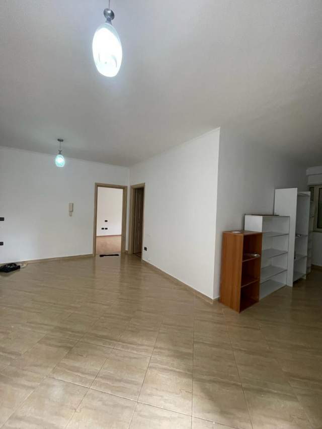 Tirane, jepet me qera apartament 2+1+A+BLK Kati 1, 105 m² 600 Euro (Prane Gjimnazit Ismail Qemali)