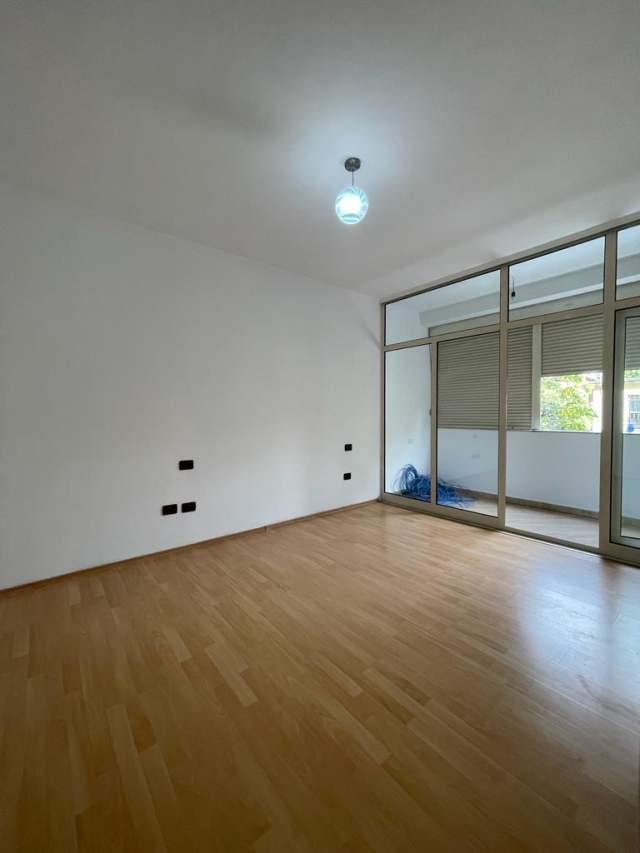 Tirane, jepet me qera apartament 2+1+A+BLK Kati 1, 105 m² 600 Euro (Prane Gjimnazit Ismail Qemali)