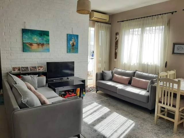 Tirane, jepet me qera apartament 1+1+BLK Kati 6, 330 Euro (Fresku)