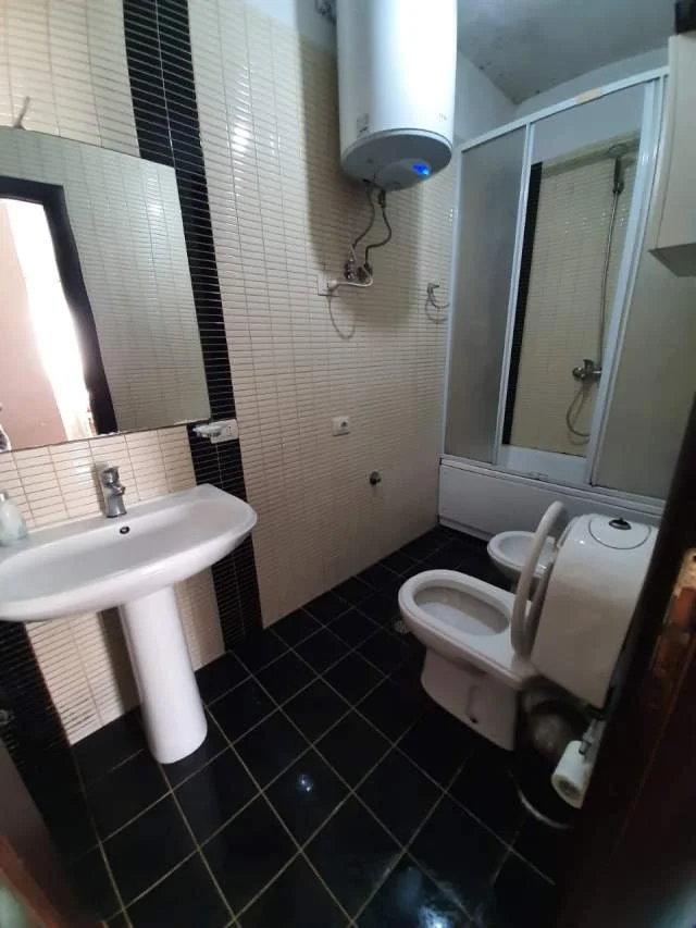 Tirane, jepet me qera apartament 1+1+BLK Kati 6, 330 Euro (Fresku)