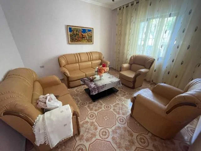 Tirane, jepet me qera apartament 2+1+BLK Kati 1, 60 m² 35.000 Leke (Fresku 3700)