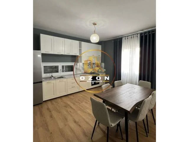 Tirane, jepet me qera apartament 2+1 Kati 2, 150 m² 850 Euro (KOPSHTI BOTANIK TEK XHAMIA)