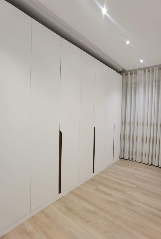 Tirane, jepet me qera apartament 3+1 Kati 2, 1.500 Euro