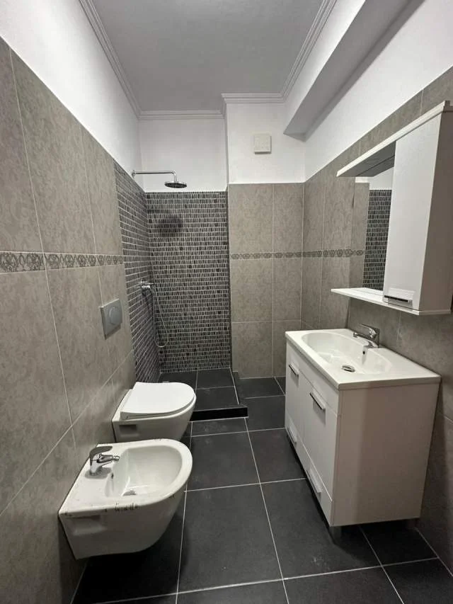 Tirane, jepet me qera apartament 2+1+A+BLK Kati 6, 100 m² 380 Euro (Spitali Amerikan 3)
