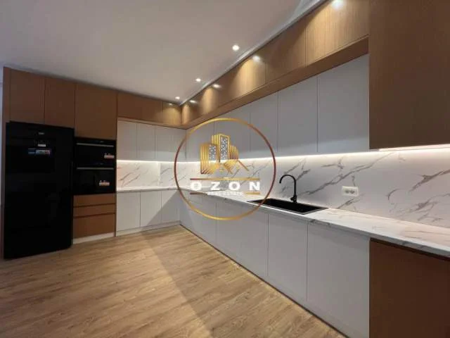 Tirane, jepet me qera Vile 3+1 Kati 1, 268 m² 3.000 Euro (QendraTregtare Teg)