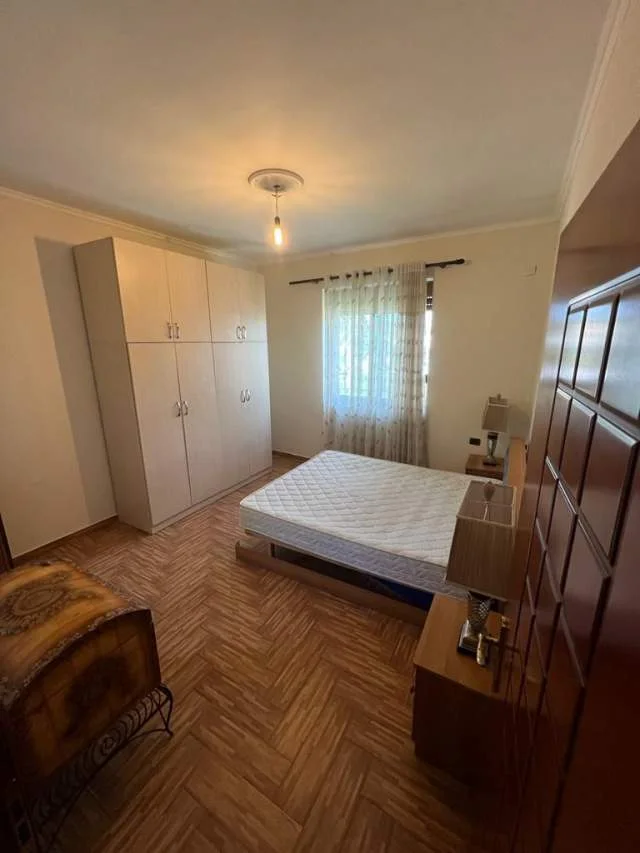 Tirane, jepet me qera apartament 3+1+BLK Kati 3, 180 m² 400 Euro (kasem qafezezi)