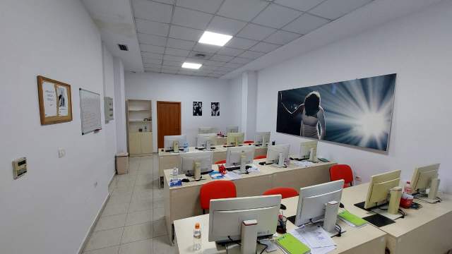 Tirane, jepet me qera zyre Kati 2, 215 m² 3.800 Euro (Rruga Ismail Qemali)