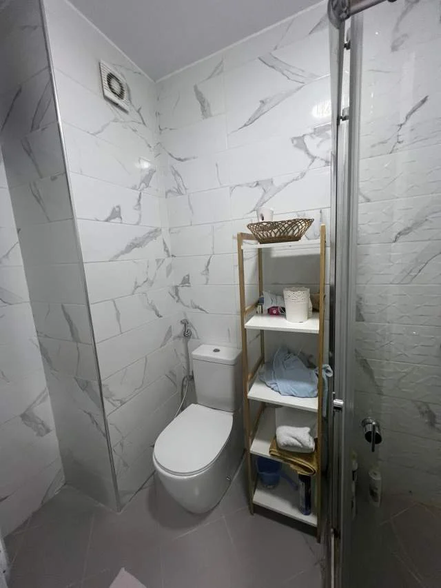 Tirane, jepet me qera apartament 1+1+BLK Kati 3, 65 m² 350 Euro (Muhamed Deluiu,prane Thesarit)