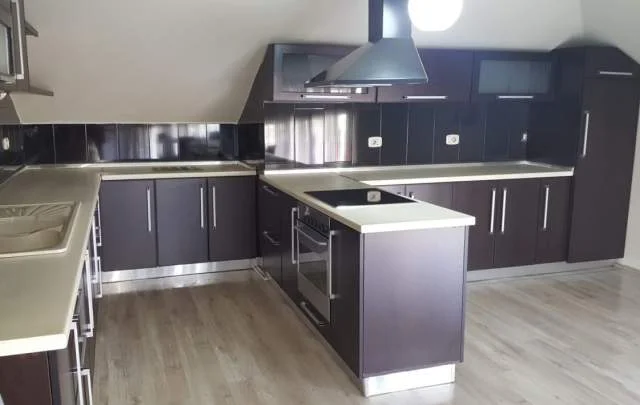 Tirane, jepet me qera Vile 2+1+BLK Kati 4, 200 m² 400 Euro (3 vellezerit kondi)