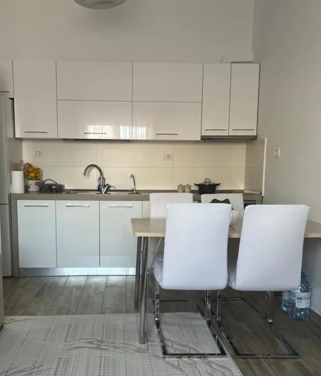 Tirane, jepet me qera apartament 2+1+BLK Kati 4, 90 m² 700 Euro (gjin bue shpata)