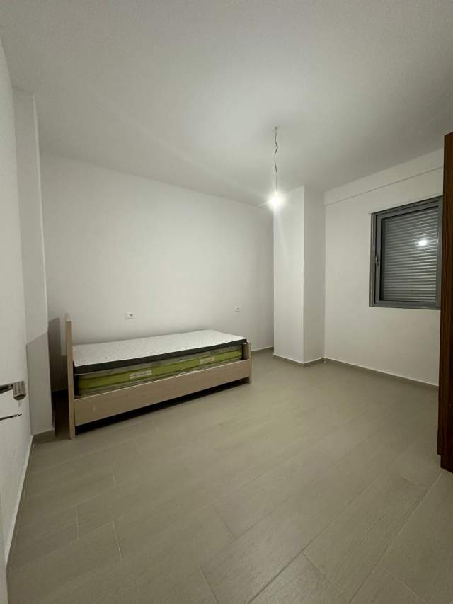 Tirane, jap me qera apartament 2+1+BLK Kati 1, 85 m² 300 Leke (xhamia selite e vjeter)