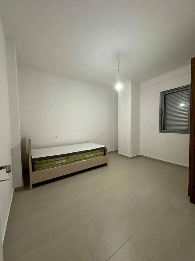 Tirane, jap me qera apartament 2+1+BLK Kati 1, 85 m² 300 Leke (xhamia selite e vjeter)