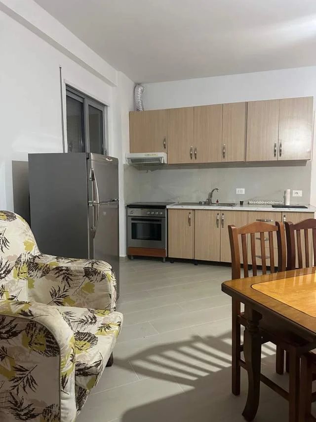 Tirane, jap me qera apartament 2+1+BLK Kati 1, 85 m² 300 Leke (xhamia selite e vjeter)
