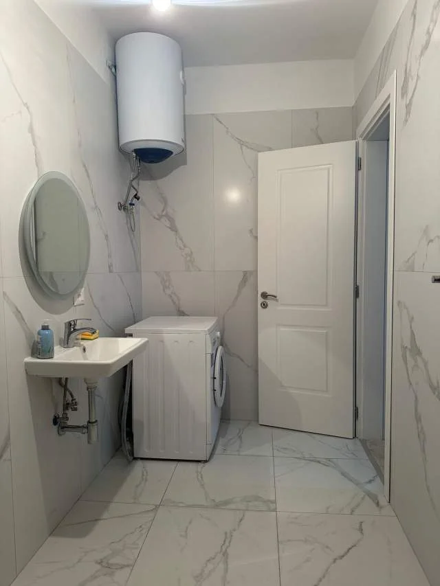 Tirane, jap me qera apartament 2+1+BLK Kati 1, 85 m² 300 Leke (xhamia selite e vjeter)