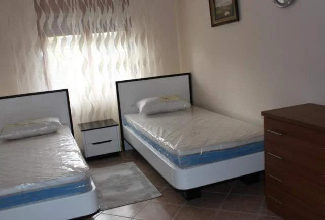 Tirane, jap me qera apartament 2+1+BLK Kati 2, 130 m² 600 Euro (rruga Petro Nini Luarasi)