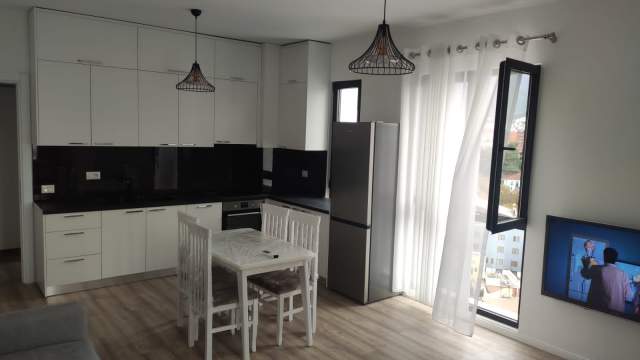 Tirane, jepet me qera apartament 1+1+BLK Kati 10, 71 m² 500 Euro (Farmacia 10, Kompleksi Arlis)