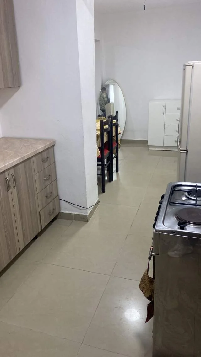 Tirane, jepet me qera garsonier Kati 1, 280 Euro (Rruga Elbasanit)