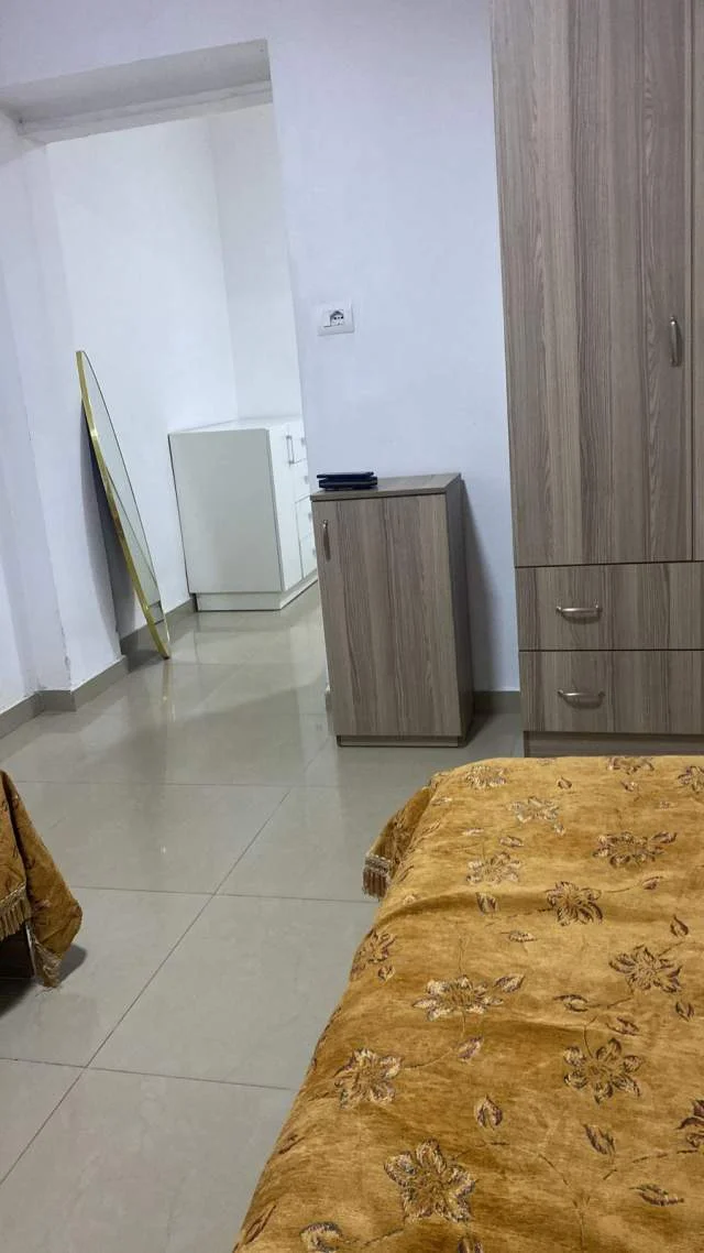 Tirane, jepet me qera garsonier Kati 1, 280 Euro (Rruga Elbasanit)