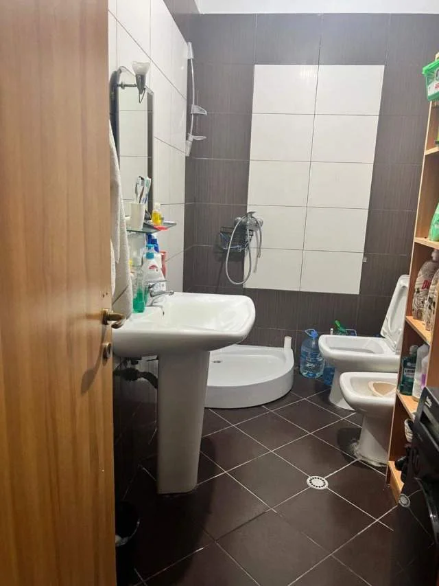 Qerret, shitet apartament 2+1 Kati 2, 92 m² 135.000 Euro (Rruga Qetesia)