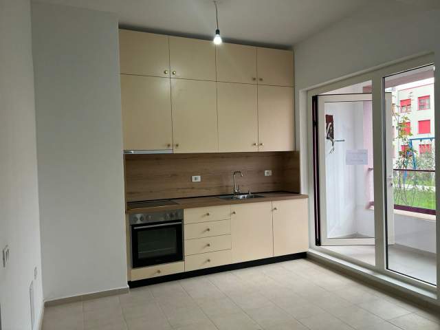 Tirane, jepet me qera apartament 1+1+BLK Kati 1, 400 Euro (Kompleksi Mangalem)