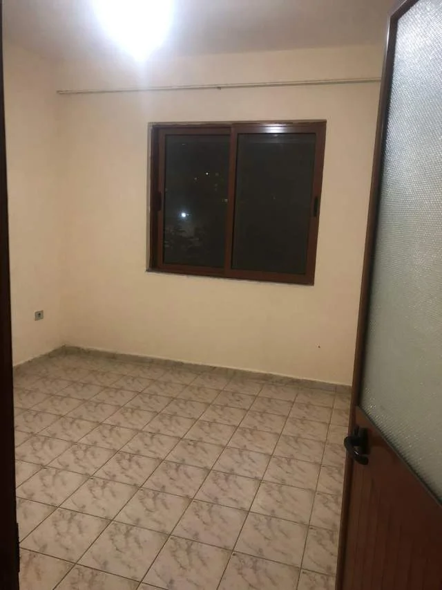 Tirane, jepet me qera Vile 2+1 Kati 2, 110 m² 30.000 Leke (Xhamlliku)