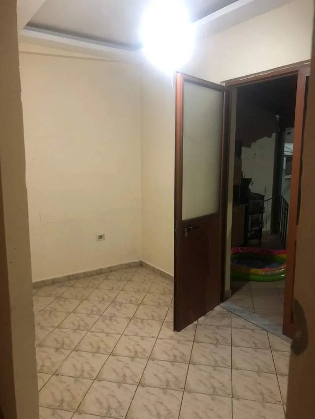 Tirane, jepet me qera Vile 2+1 Kati 2, 110 m² 30.000 Leke (Xhamlliku)