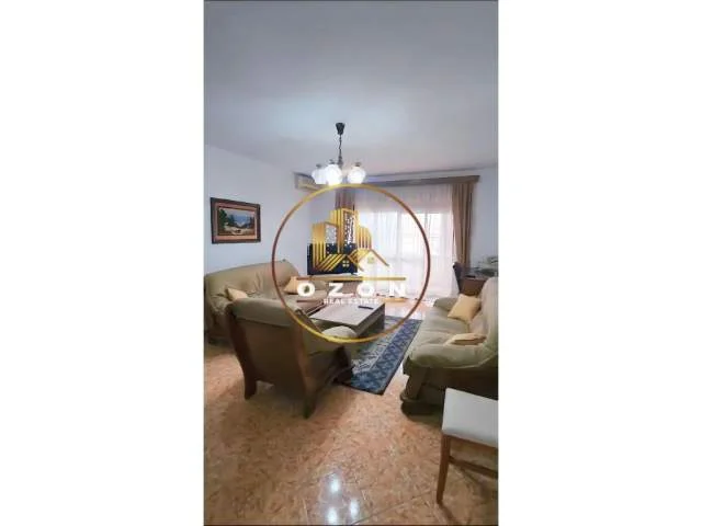 Tirane, jepet me qera apartament 2+1 Kati 4, 110 m² 500 Euro (Pallati me Shigjeta)