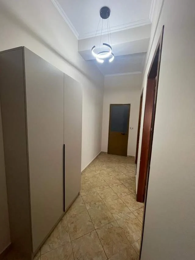 Tirane, jepet me qera apartament 1+1+BLK Kati 1, 90 m² 270 Euro (rruga ali shefqeti)