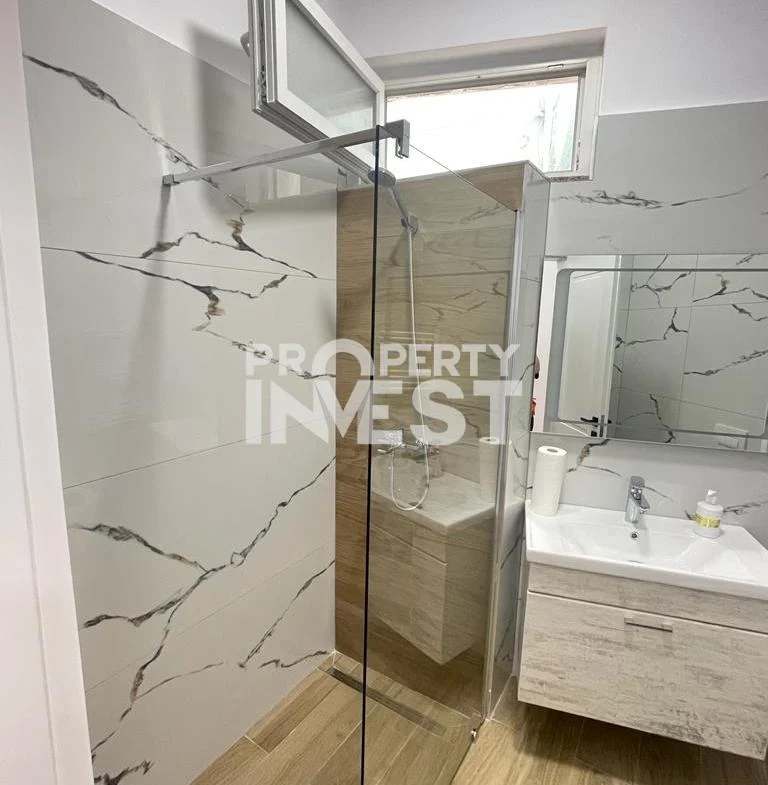 Tirane, jepet me qera ambjent biznesi Kati 2, 147 m² 1.500 € (Rruga e Durresit)