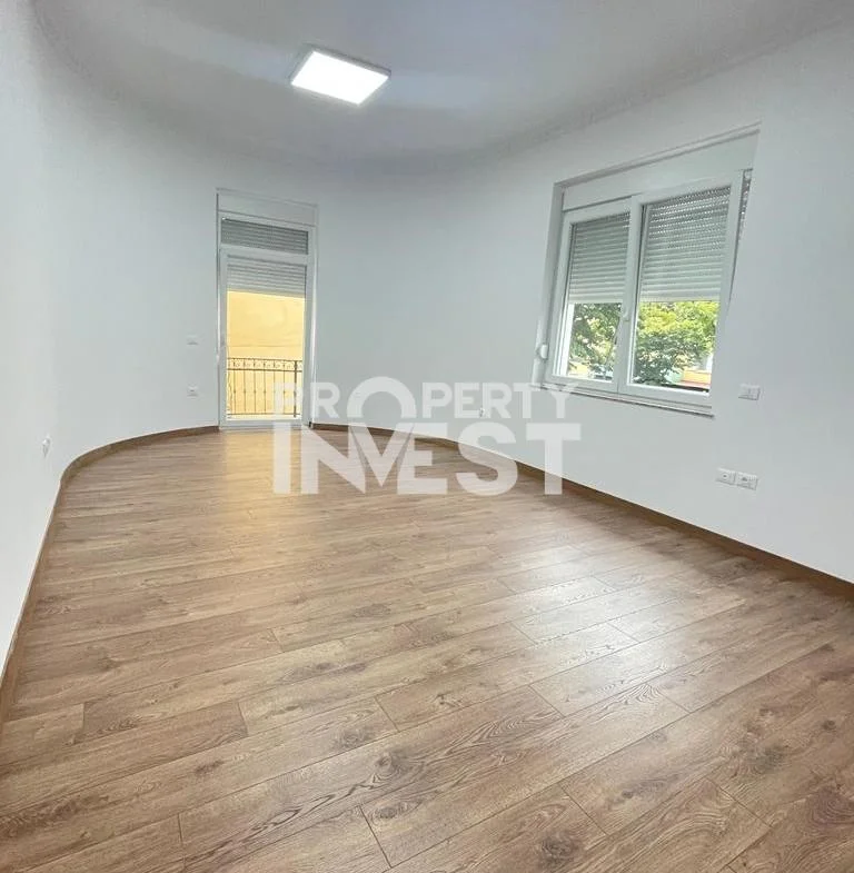 Tirane, jepet me qera ambjent biznesi Kati 2, 147 m² 1.500 € (Rruga e Durresit)