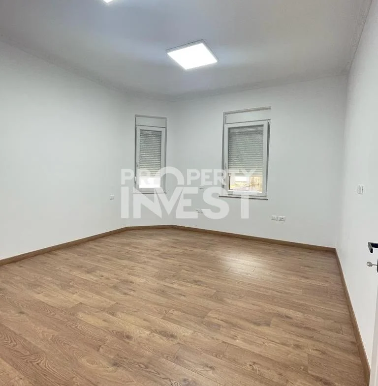 Tirane, jepet me qera ambjent biznesi Kati 2, 147 m² 1.500 € (Rruga e Durresit)