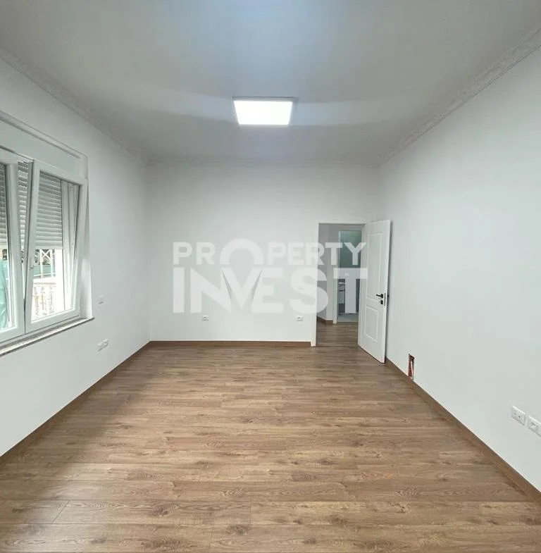 Tirane, jepet me qera ambjent biznesi Kati 2, 147 m² 1.500 € (Rruga e Durresit)