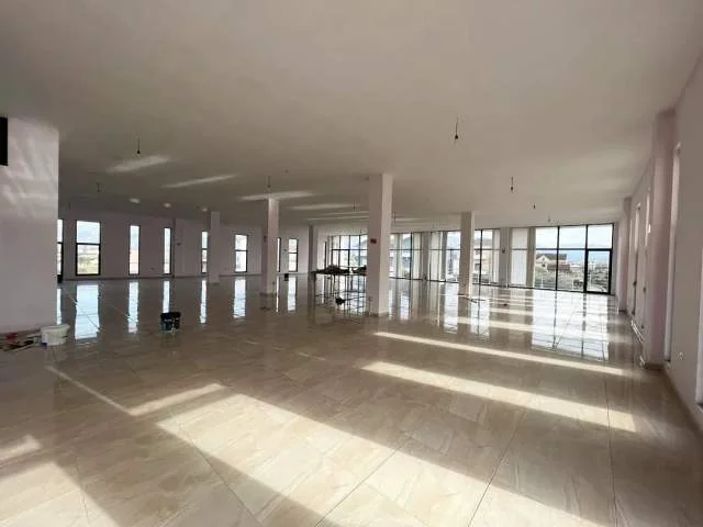 Tirane, jepet me qera ambjent biznesi Kati 1, 1.500 m² 2.500 Euro (Prane Megatek)